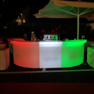 Bancone bar luminoso a LED tricolore per eventi serali, ideale per fiere, catering e feste aziendali