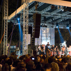 Palco modulare con struttura in tralicci, impianto luci e audio professionale per eventi, concerti e spettacoli