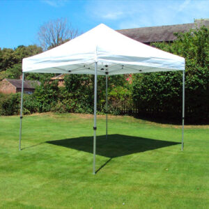 Gazebo pieghevole con copertura bianca, ideale per eventi, fiere e mercatini all&rsquo;aperto