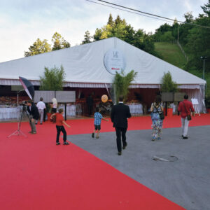 Tensostruttura elegante con copertura bianca e allestimento interno per eventi di gala, cerimonie e ricevimenti